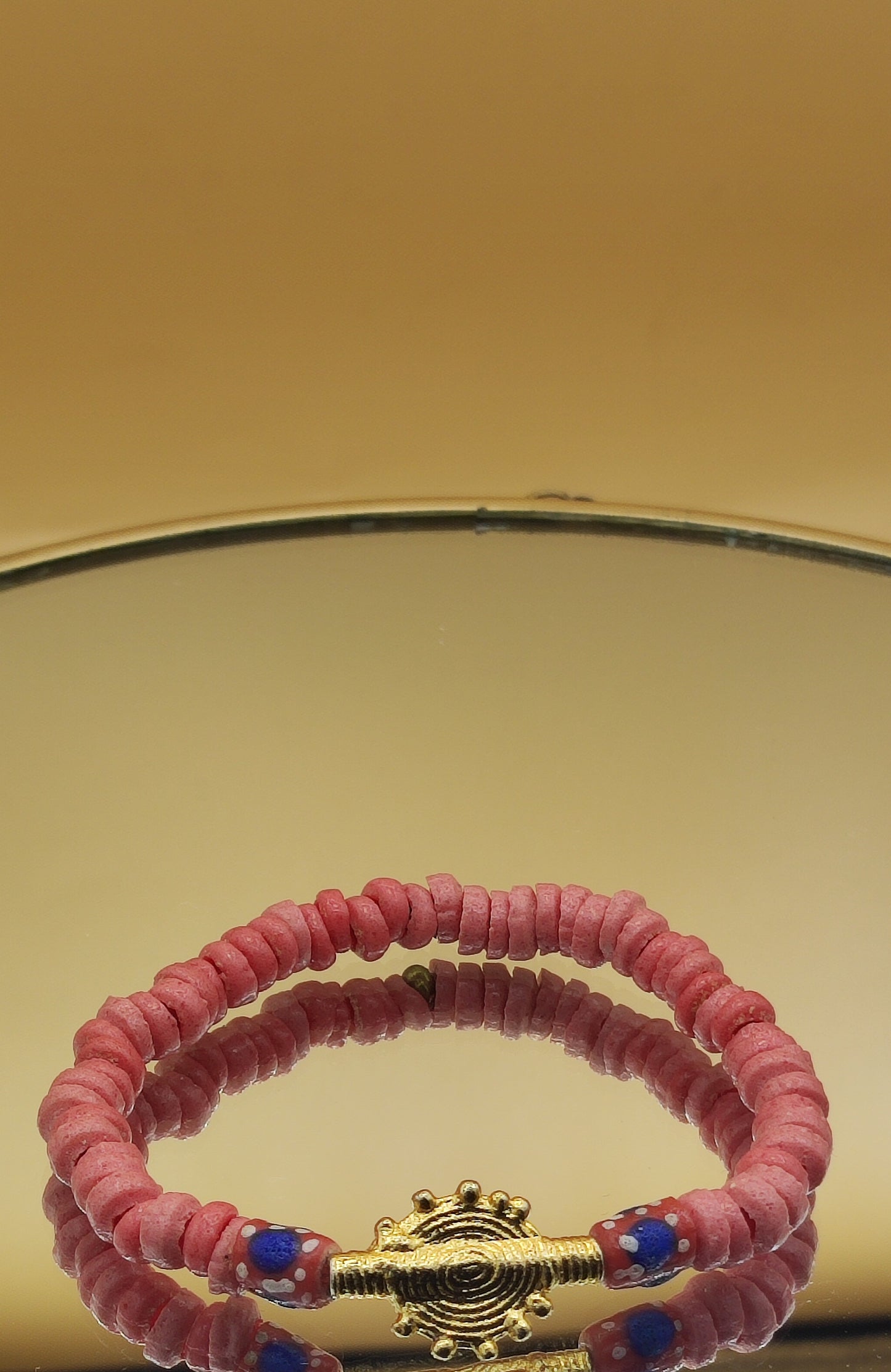 CAMÉLÉON FLORAL - Bracelet rose et rouge en perles africaines Krobo