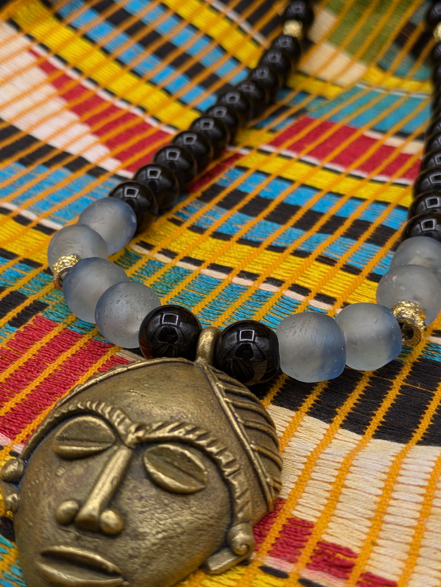 APOGÉE - collier noir tête- moyen- Perles africaines krobo