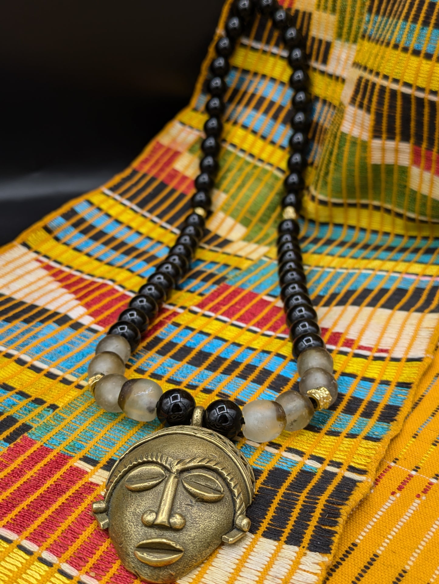 APOGÉE - collier noir tête- moyen- Perles africaines krobo
