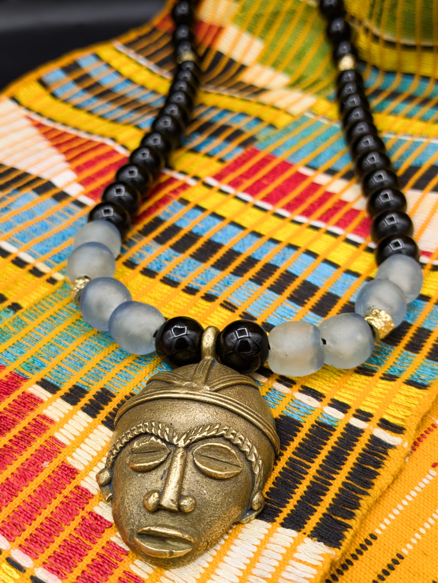 APOGÉE - collier noir tête- moyen- Perles africaines krobo- 13