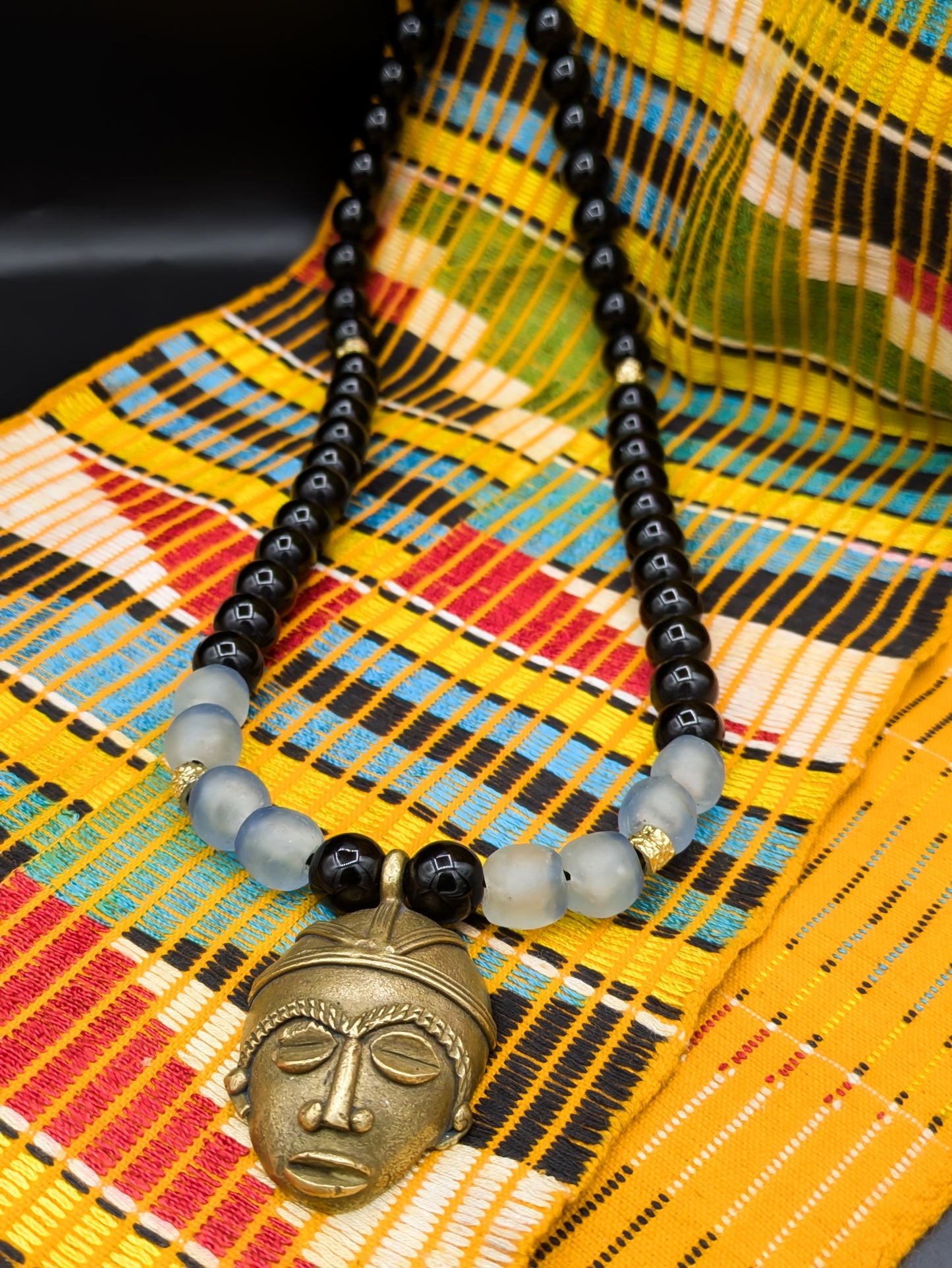 APOGÉE - collier noir tête- moyen- Perles africaines krobo- 13