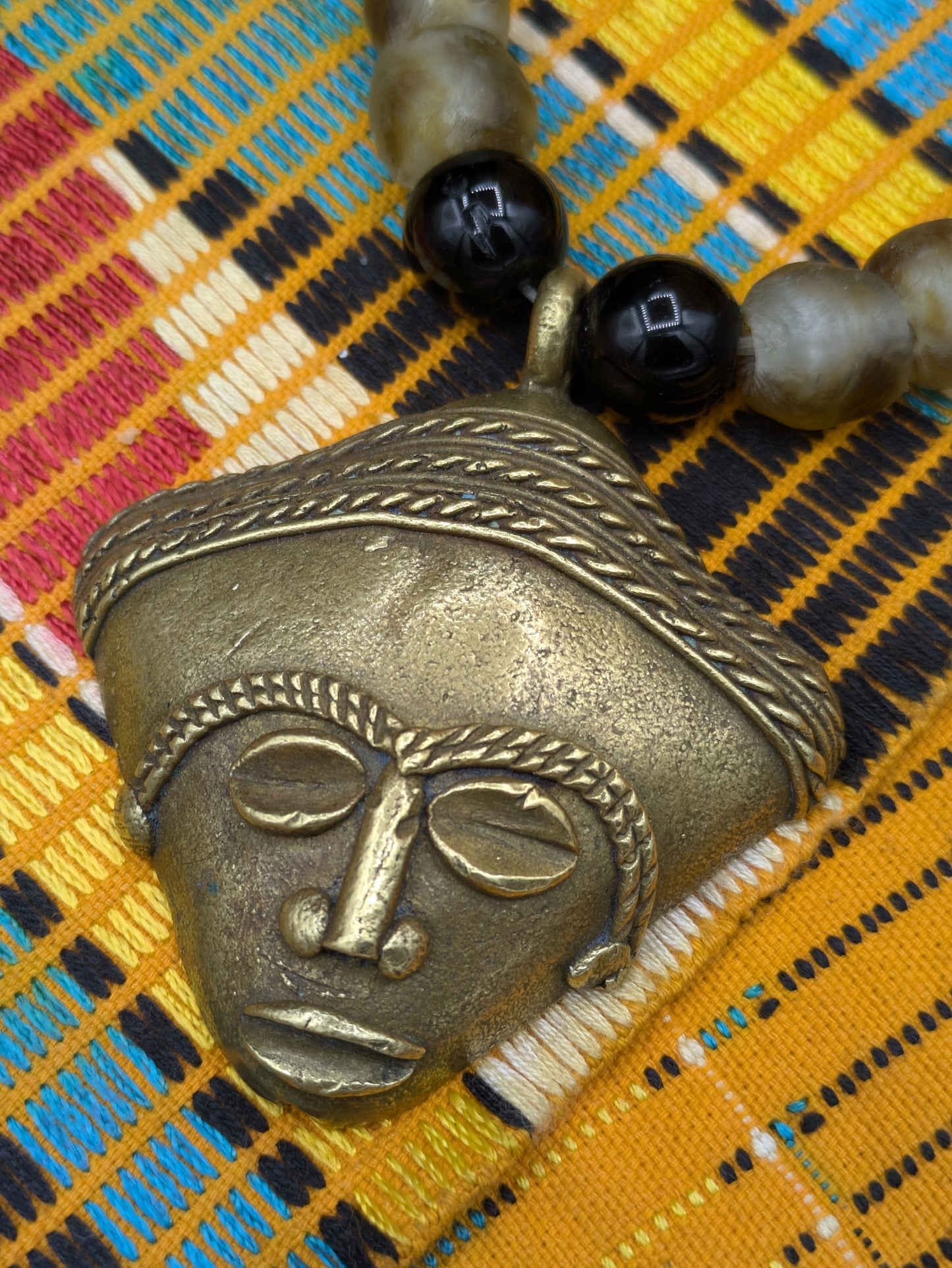 APOGÉE - collier noir tête- moyen- Perles africaines krobo