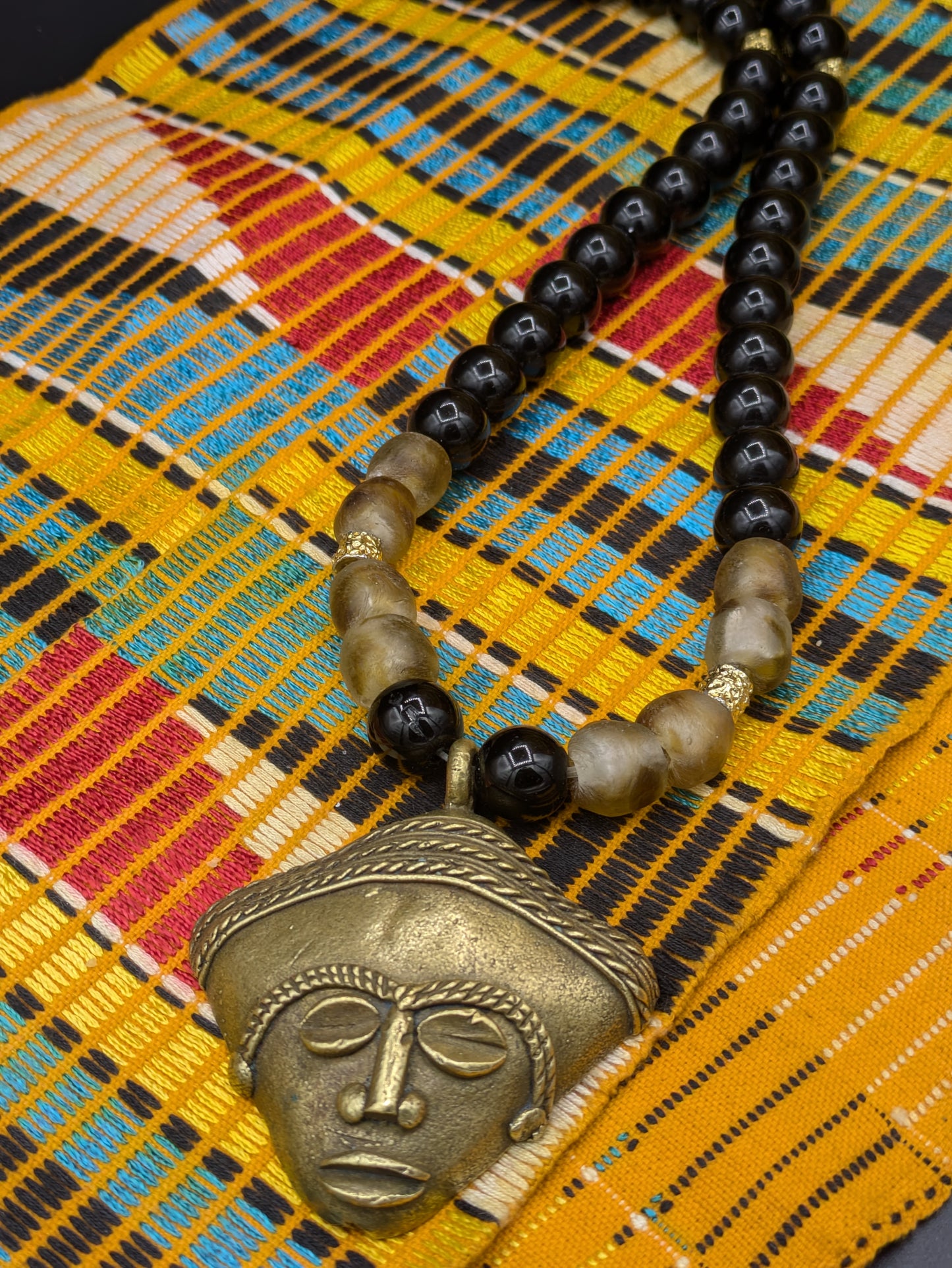 APOGÉE - collier noir tête- moyen- Perles africaines krobo