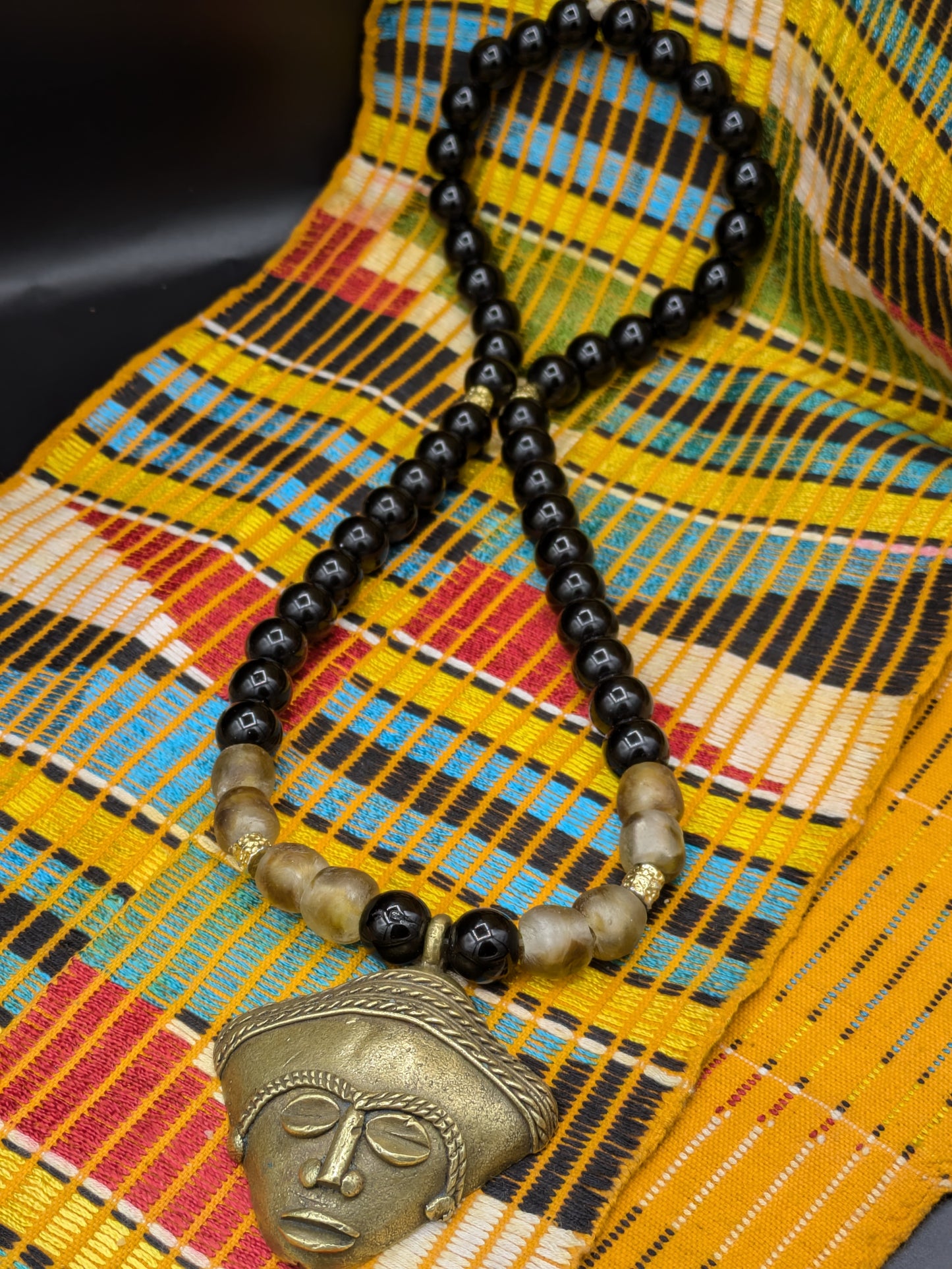 APOGÉE - collier noir tête- moyen- Perles africaines krobo