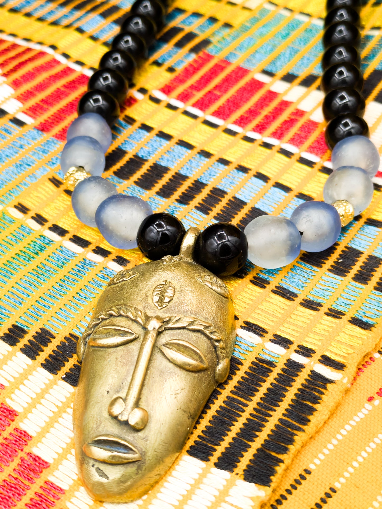 APOGÉE - collier noir tête- moyen- Perles africaines krobo- 9