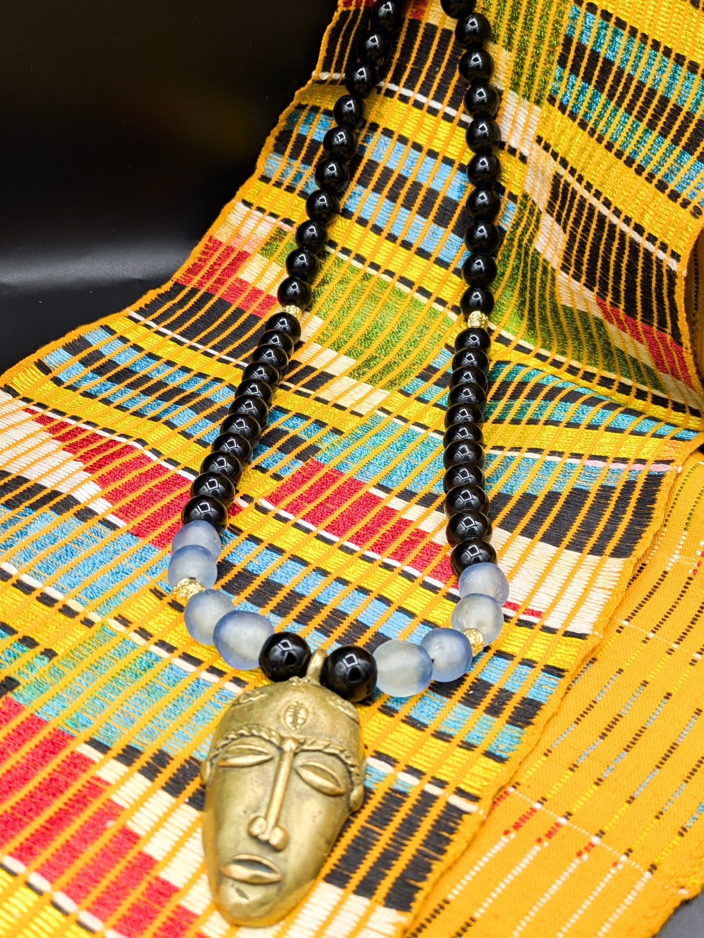 APOGÉE - collier noir tête- moyen- Perles africaines krobo- 9