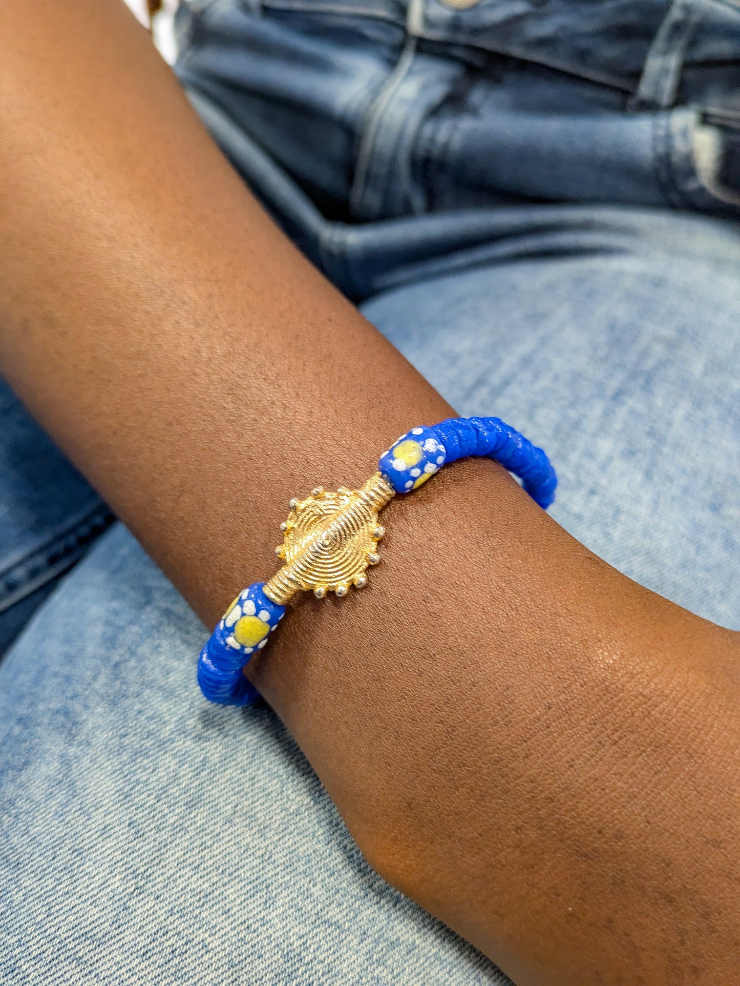 [[ CAMALEÓN FLORAL ]]- Pulsera azul en cuentas africanas Krobo-modelo arándanos.