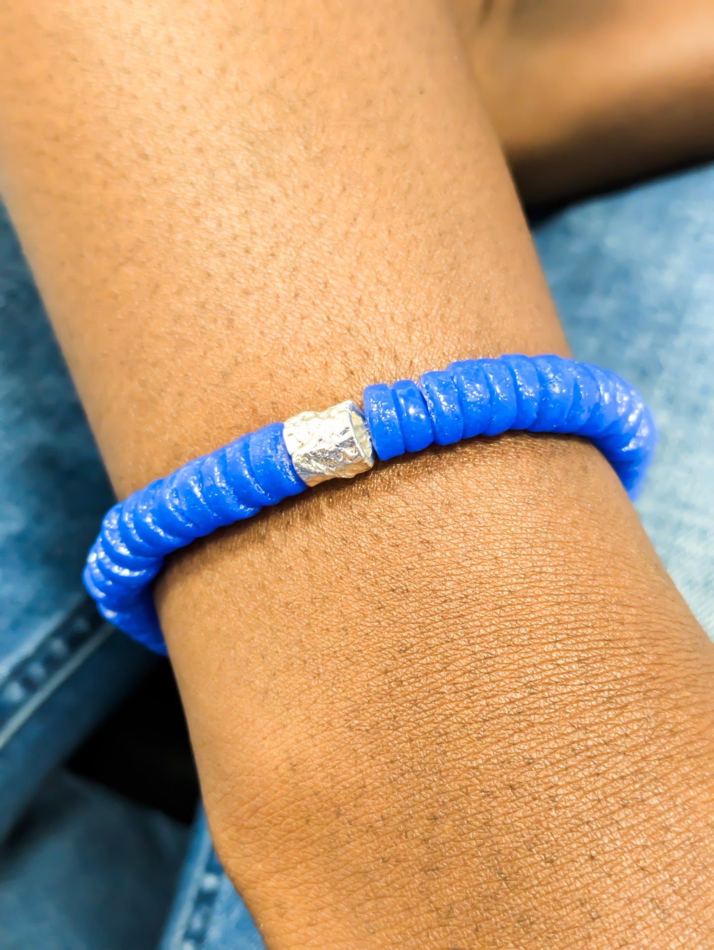 CAMÉLÉON ARGENT - Bracelet bleu- perles africaines krobo