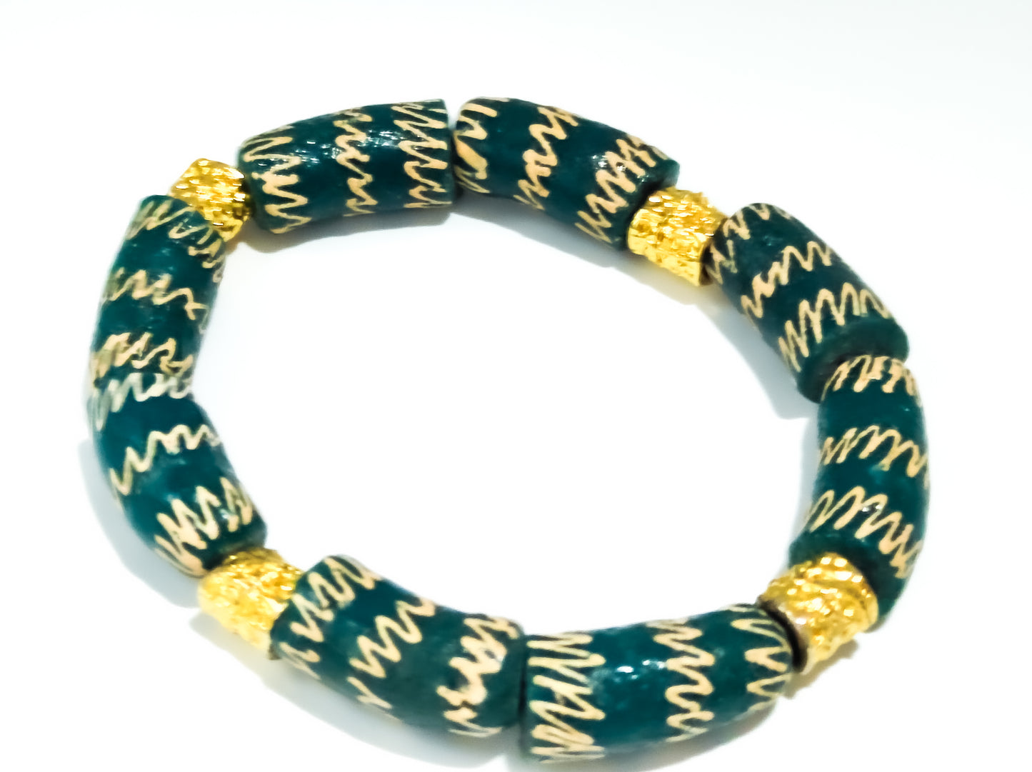 AKWABA - bracelet vert ( taille moyenne )- sika doré- Perles africaines krobo