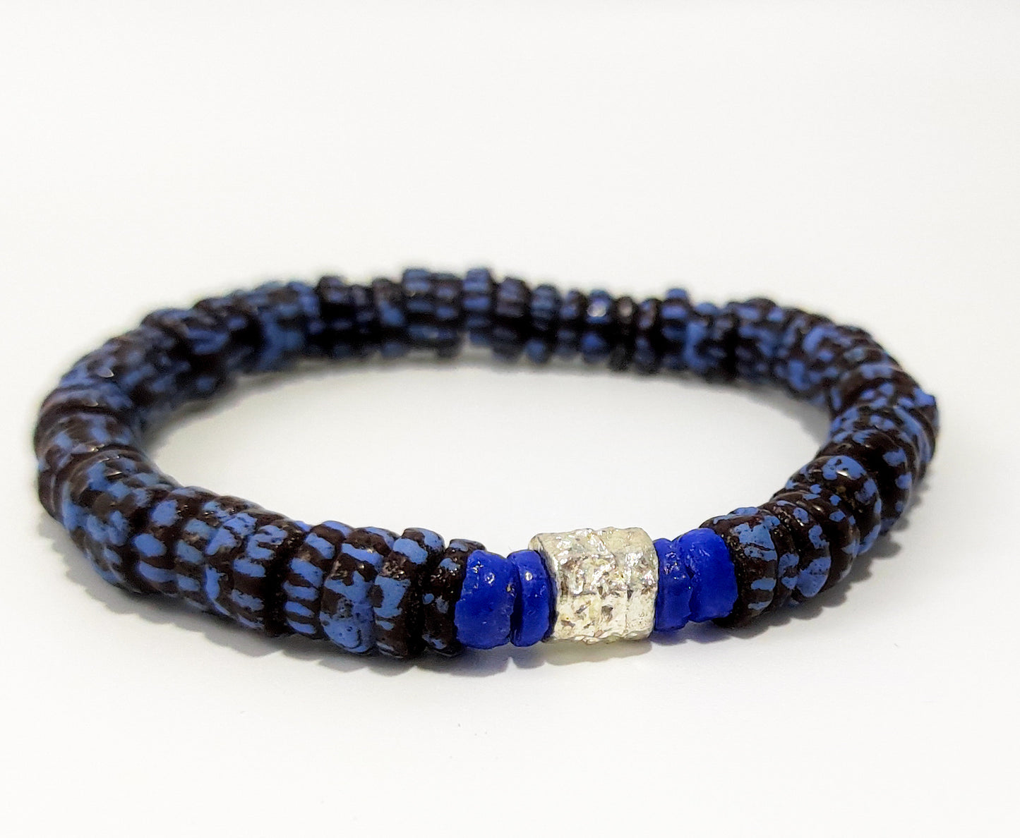GNONLIVI- Bracelet bleu argenté en perles africaines krobo